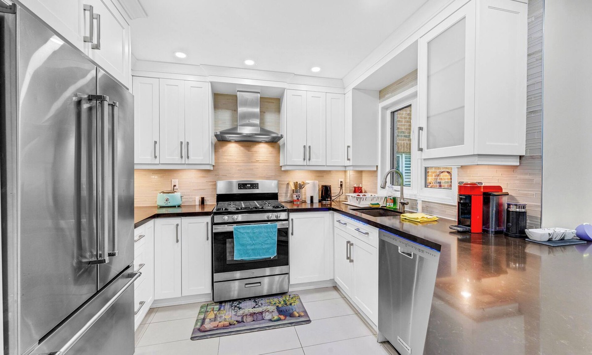 Norval House | Mystic Mansion in Mississauga w/Party Rm Sleeps 10