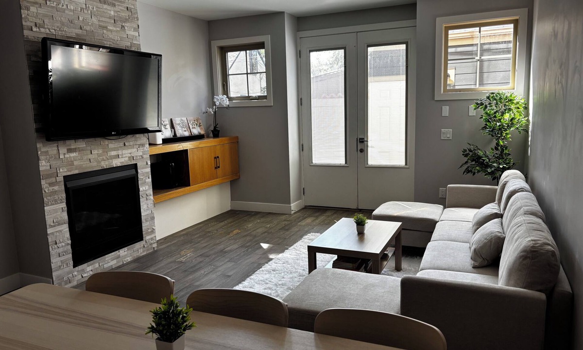 Sunalta House | Nature Home near Downtown and 17th Av