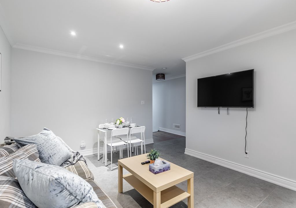 Little Italy Apartment | Near Trinity Bellwoods - Trendy 3BR Apt!