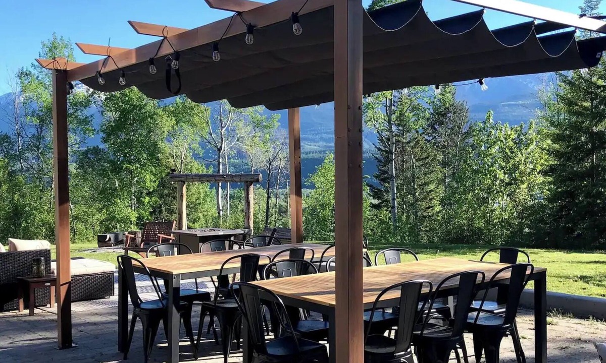 Golden Cabin | Nell’s Mountain Lodge - Movie Theatre|Arcade|Hottub|Fire Pit|18minKicking Horse