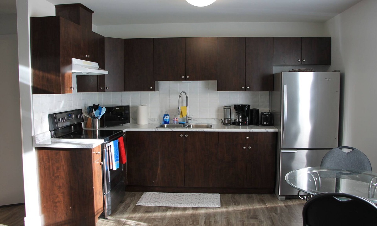 Surrey Apartment | Nestled Between 2 Beaches - White Rock Or Crescent Beach