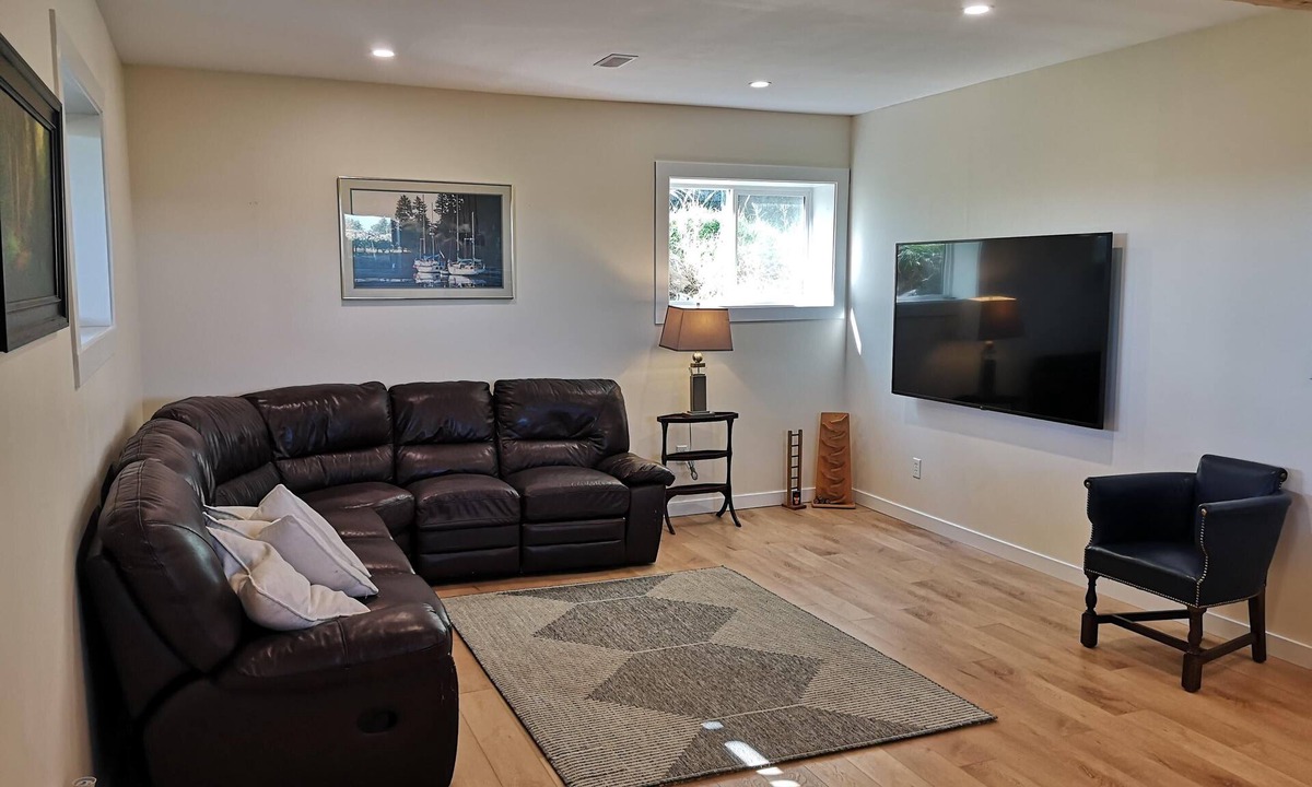 Cardston House | New 2-bedroom Suite. A short drive to Waterton Park.
