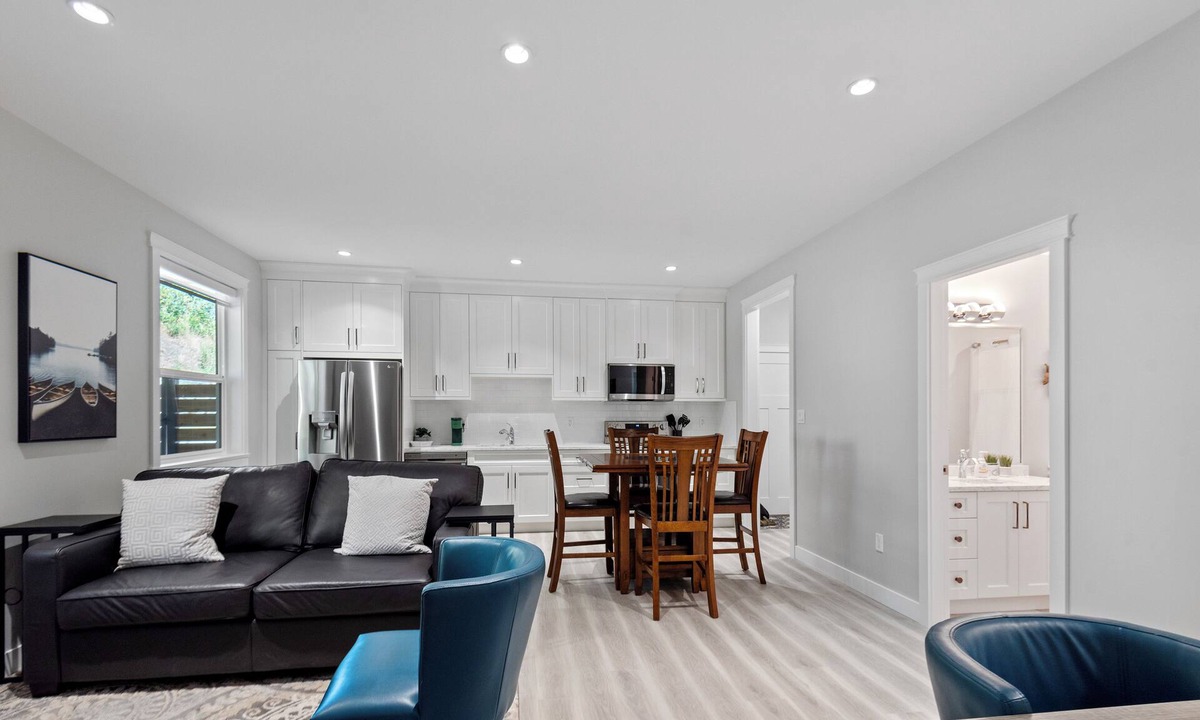 Duncan House | New and spacious suite close to town, attractions and hospital
