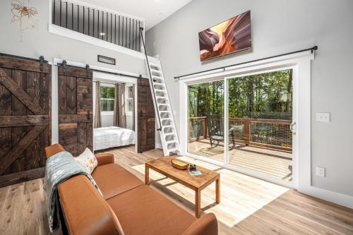 Bynum House | NEW Beehive Tree House Retreat