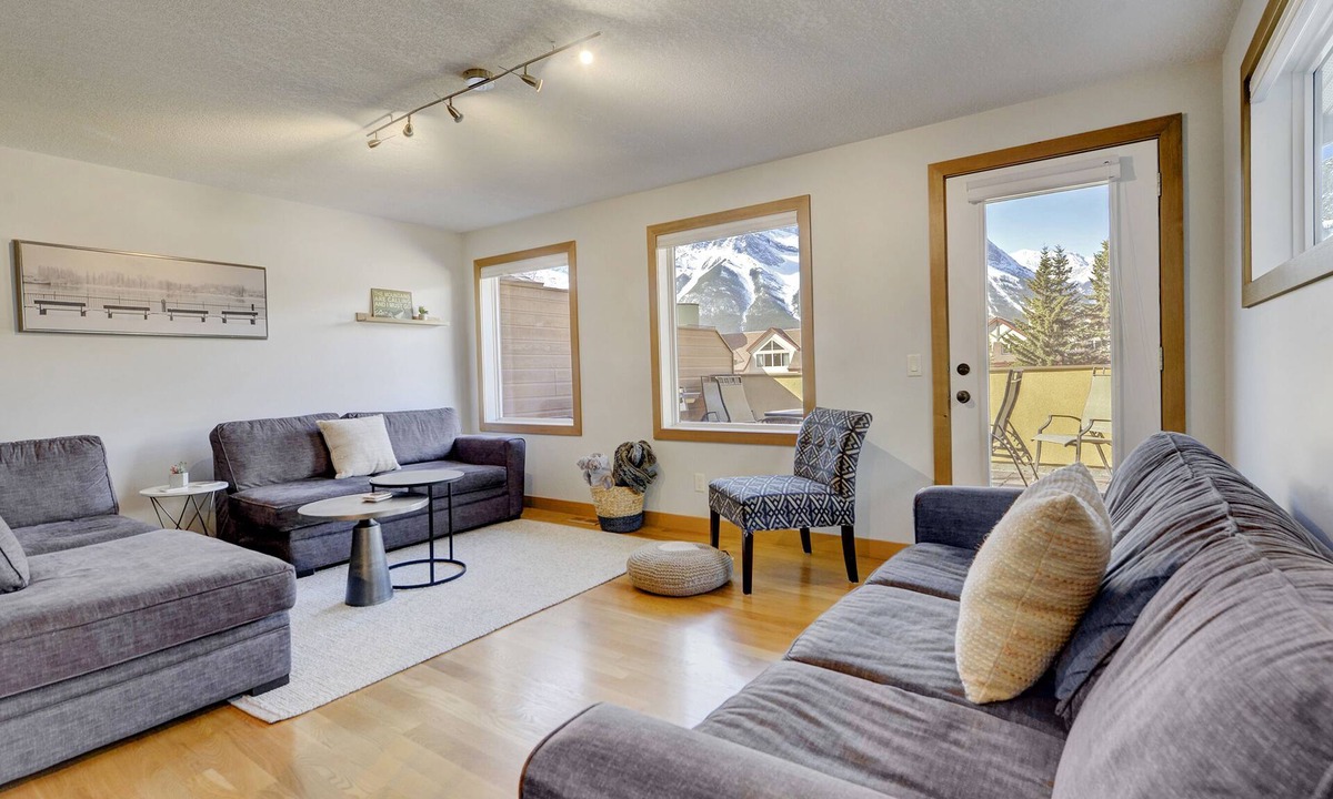 Teepee Town House | New Canmore townhome. Amazing views and walk to downtown