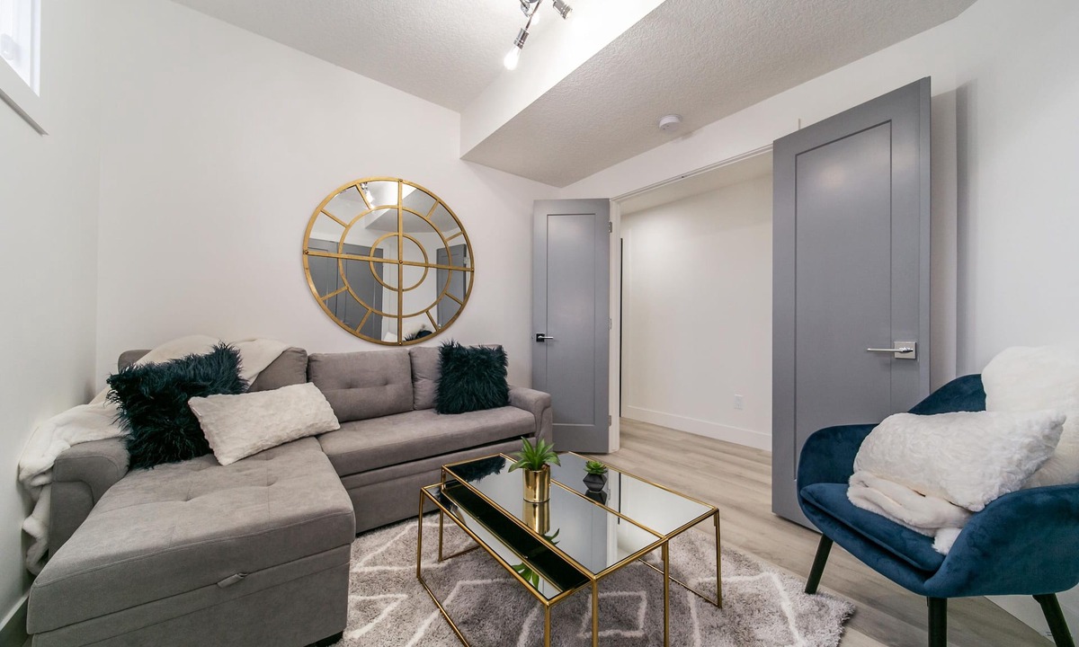 Southwest Edmonton House | ☆NEW☆Chic Modern 3BDRM☆Central☆WiFi☆Netflix✔Clean!