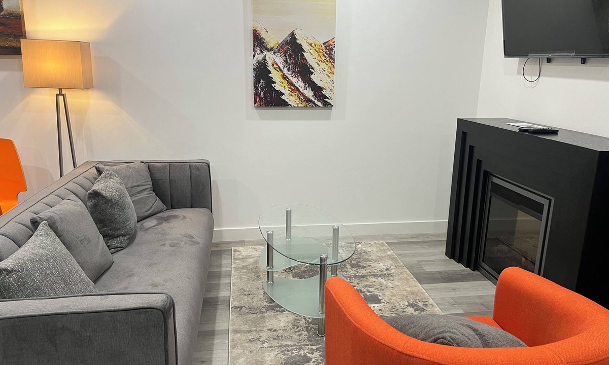 St. James Apartment | New Cozy Luxury Basement Suite- Near the Airport