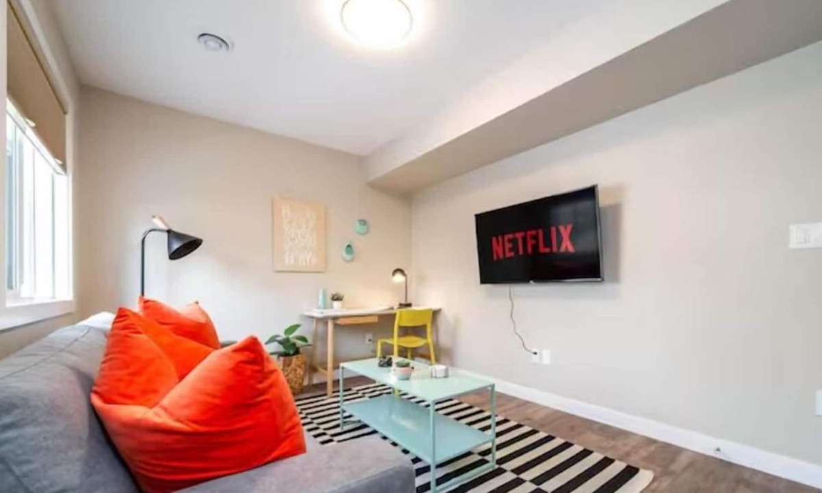 Southeast Edmonton House | NEW - Euro-Style Suite - Whyte Ave/Clean/A/C/NFLX/Sleeps6