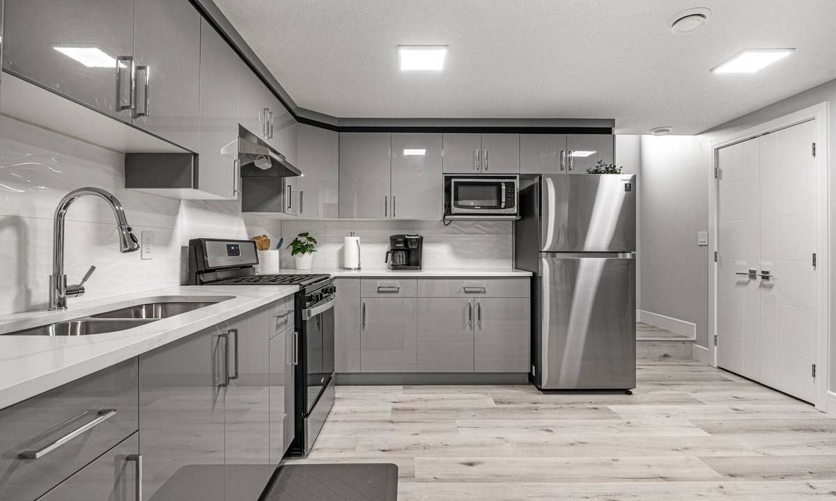 Southeast Edmonton House | New Hidden Gem Near Airport *PETS okay