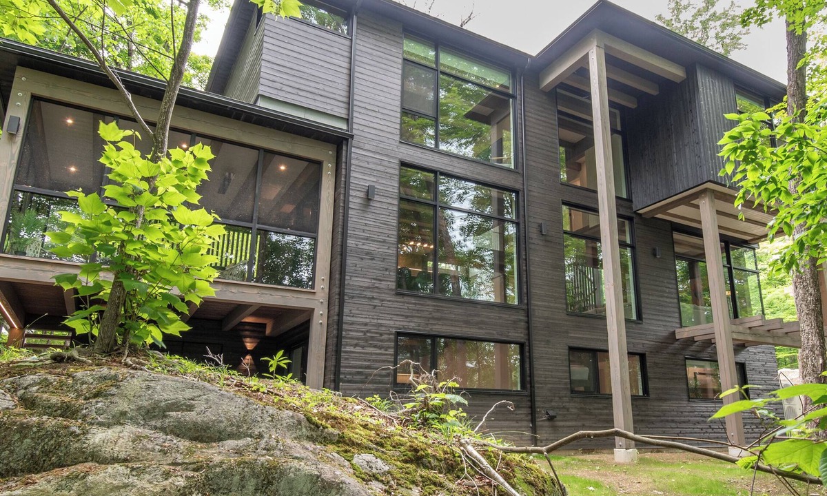 Mont-Tremblant House | NEW! Lagom Trad | 5 Bedrooms | Private Hot Tub in Forest | 1 Min to Tremblant Resort
