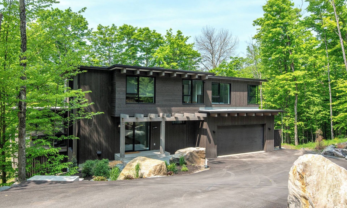 Mont-Tremblant House | NEW! Lagom Tyst Chalet | 7 Bedrooms | 4700 sq.ft Luxury | Hot Tub & Garage | Near Resort