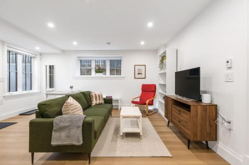 Dunbar House | New Luxury 2BR Prime Dunbar Home - Near UBC, Downtown, Beaches & Shops - Free Parking