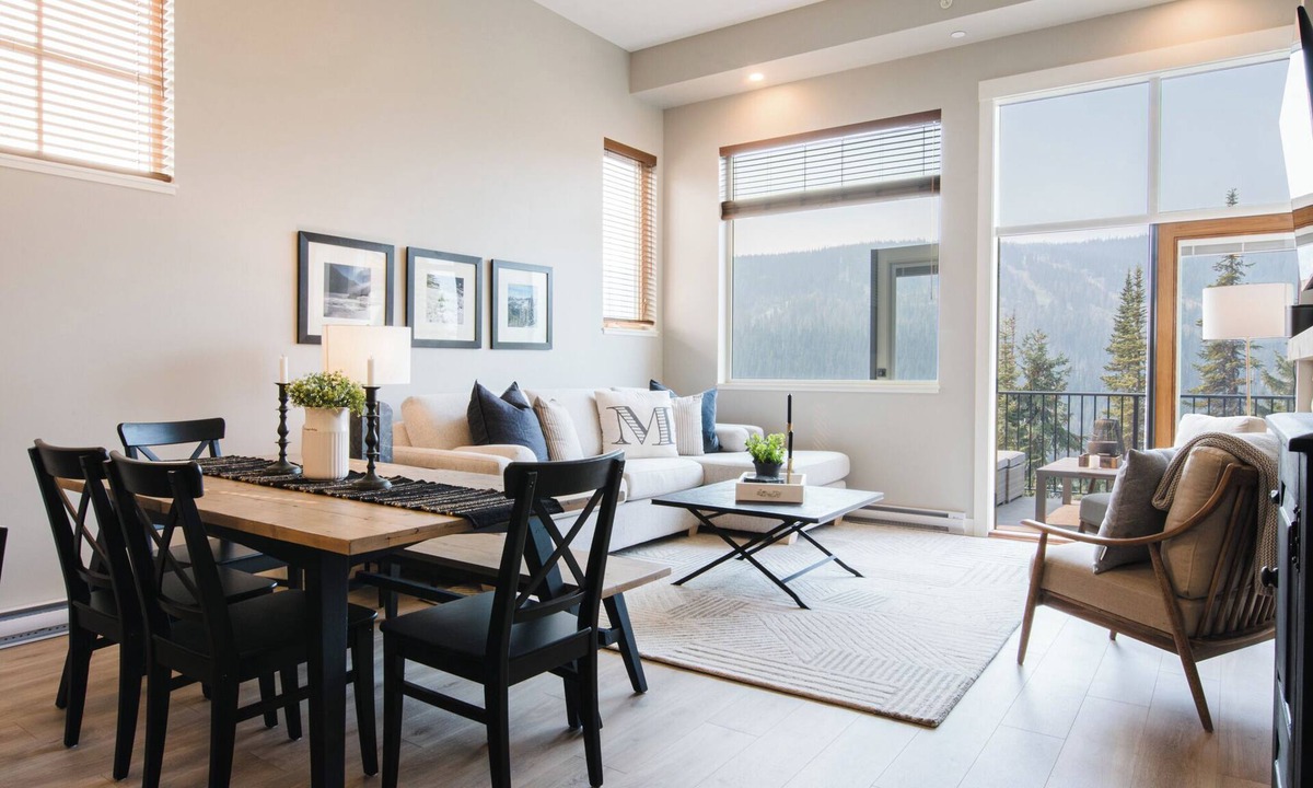 Sun Peaks House | New! Luxury Top Floor Unit Ski-In/Ski-Out, Private Hot Tub and Mountain Views!