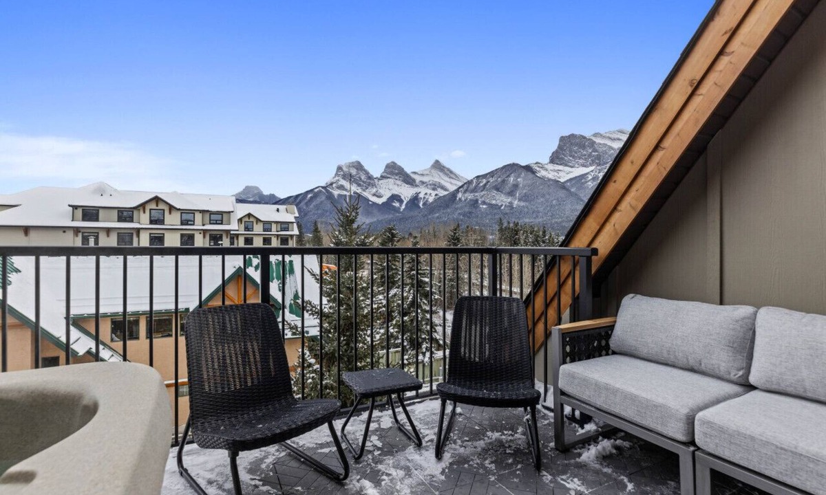 Canmore Villa | NEW Private Hot Tub ~ Upscale Mountain Home