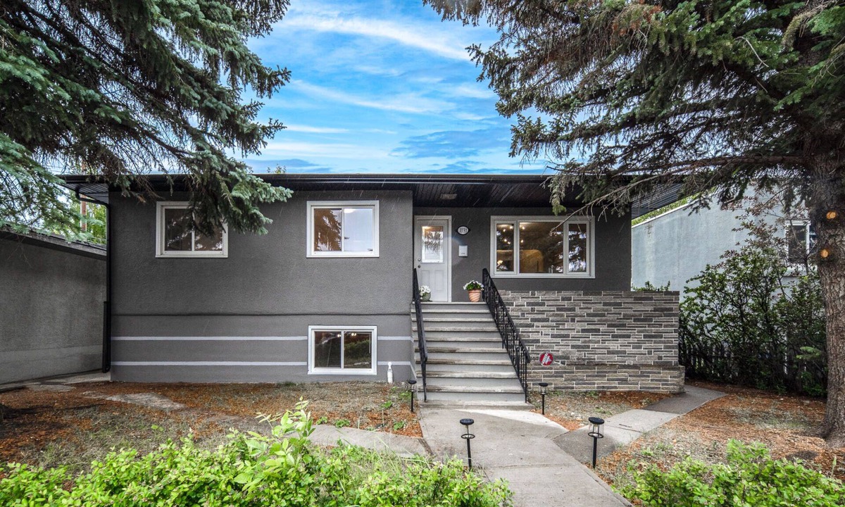 Calgary House | New renovated raised bungalow, 3 mins to downtown, 5brs, 3bas, A/C Free parking