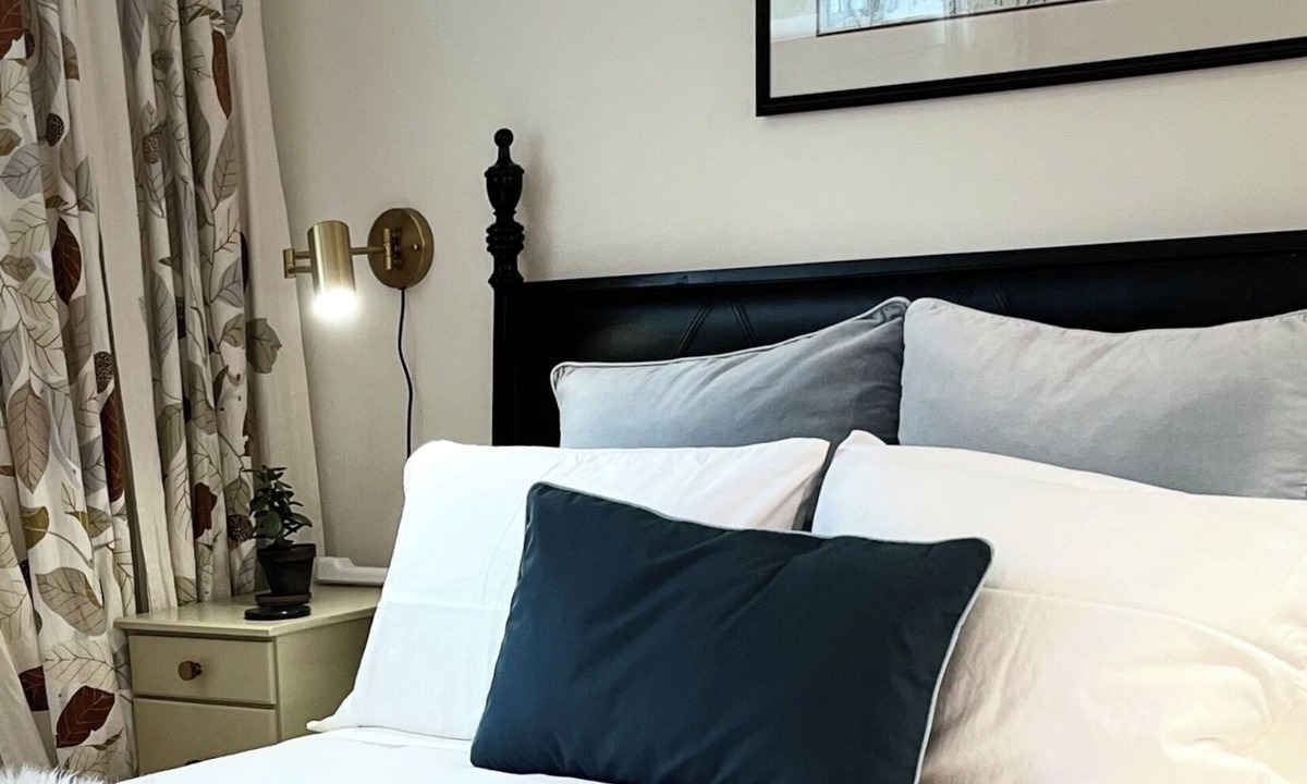 Saanich East Bed & Breakfast | Newly redecorated in the Cadboro Bay beach village & short walk to UVIC