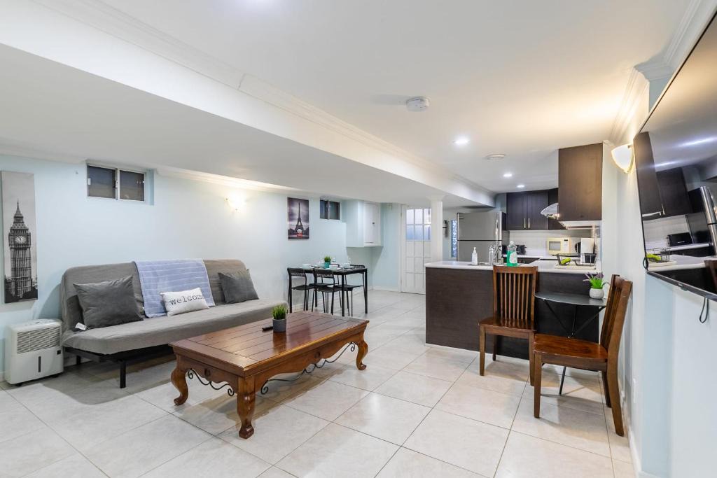 Little Italy Apartment | Newly Renovated - Modern 2BR Apartment - Trinity Bellwoods!