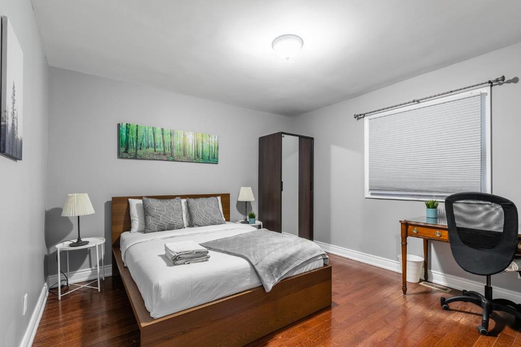 Little Italy Apartment | Newly Renovated - Modern 3BR Apartment - Trinity Bellwoods!