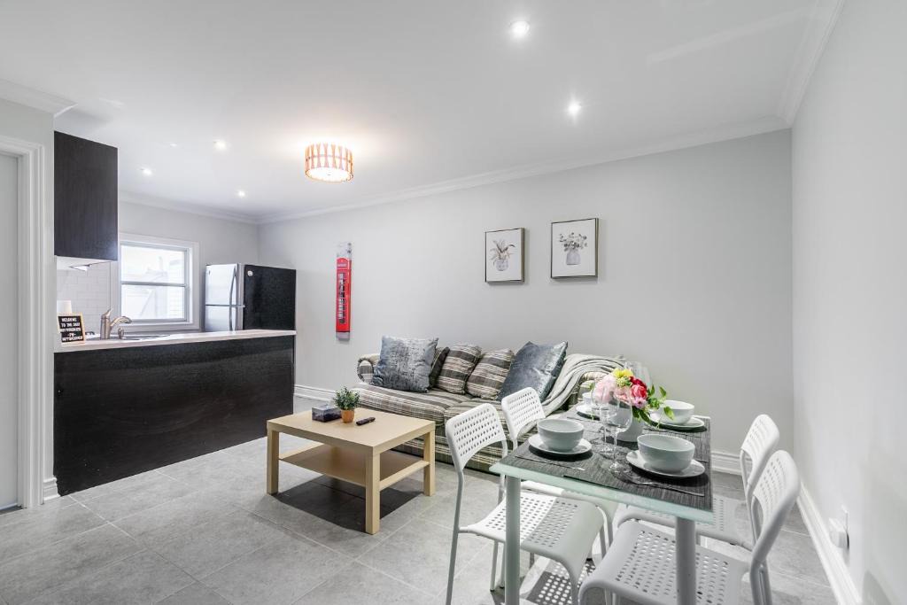 Little Italy Apartment | Newly Renovated - Modern 3BR Apartment - Trinity Bellwoods!