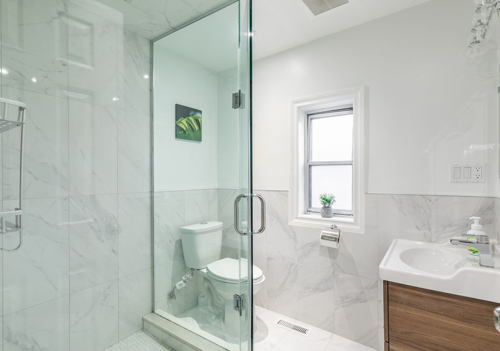 Little Italy Apartment | Newly Renovated - Modern 3BR Apartment - Trinity Bellwoods!