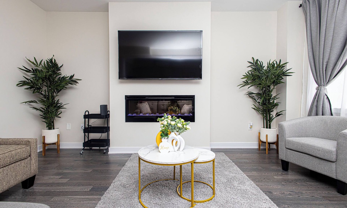 Welland House | Niagara Falls Area Cozy Canal-Side Home Away from Home in Welland Lic # STR-288
