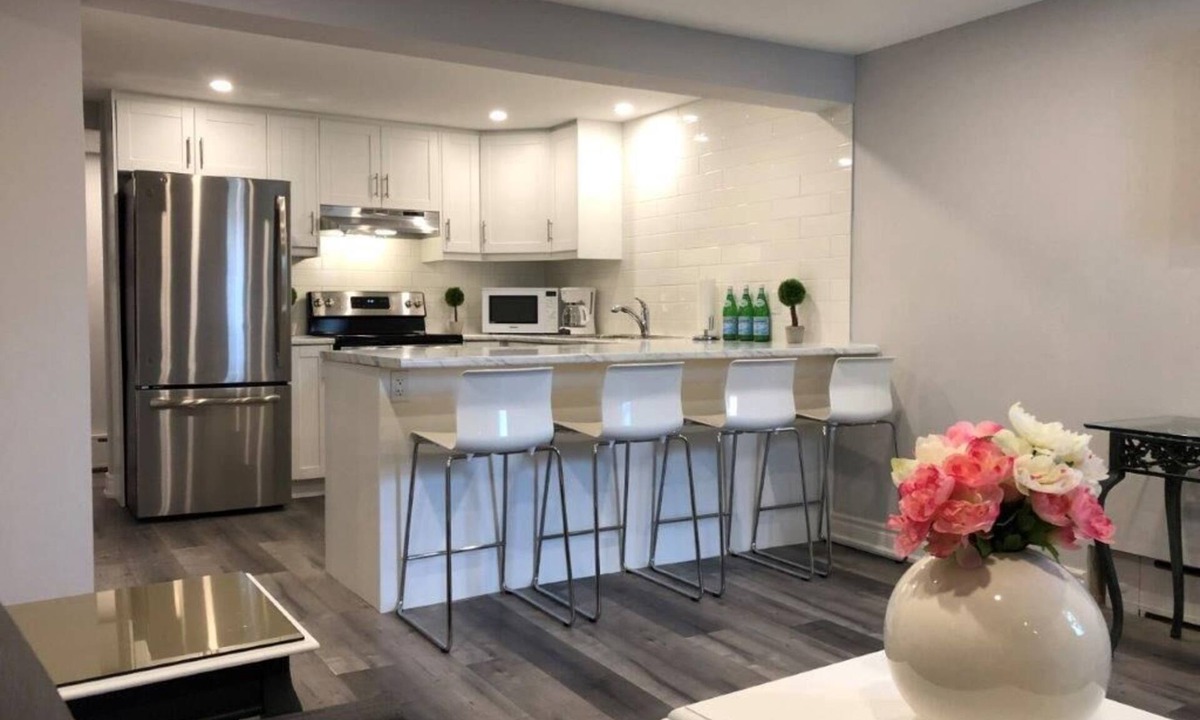 Welland House | Niagara Luxury - Warm, Cozy and Clean Suite Stay (3)
