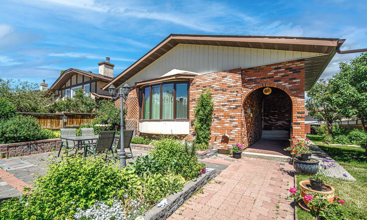 Northwest Calgary House | Nice 3 Bedroom Double Garage Fully Fence Yard Close to Stempede 10 mins to DT