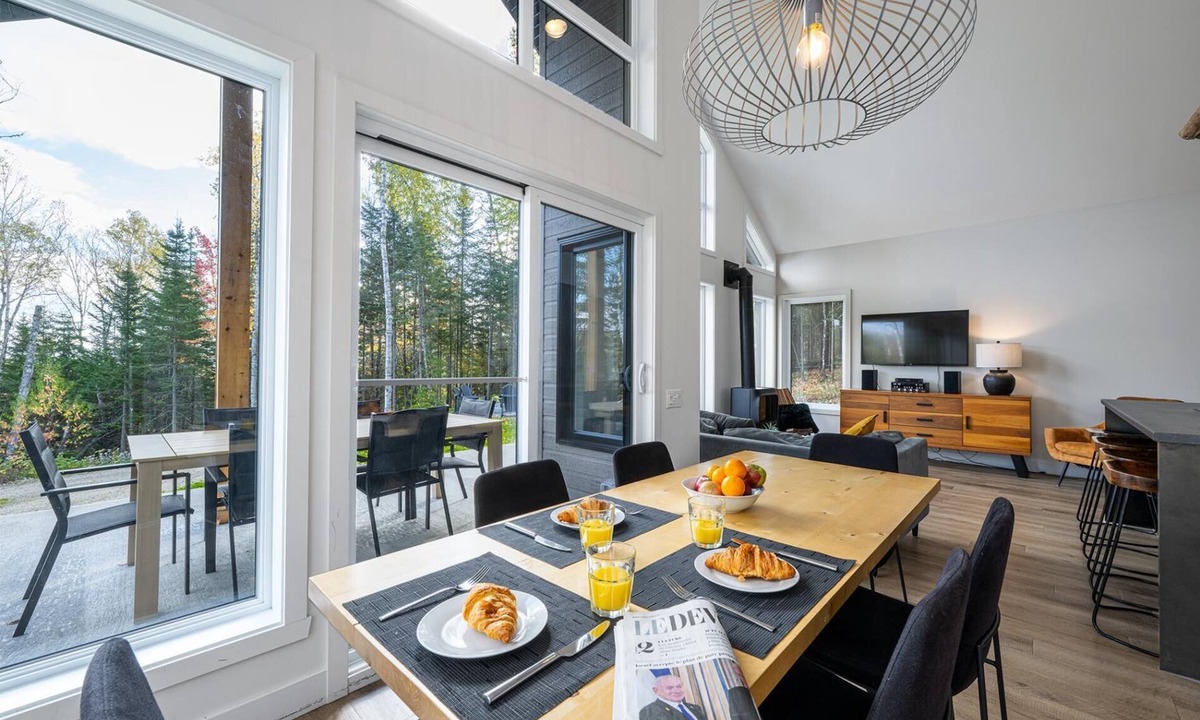 Les Eboulements Ski Chalet | Nordik 126: Private Hot Tub, Covered Terrace & BBQ