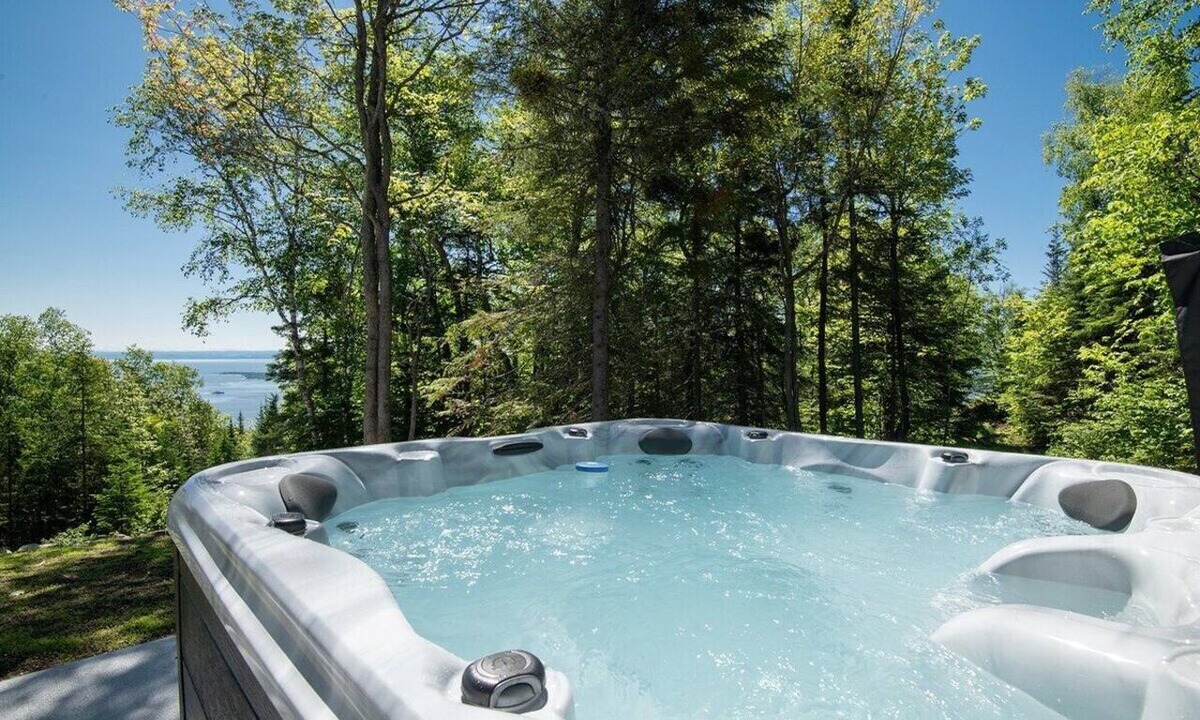 Les Eboulements Ski Chalet | Nordik Emma 157: Hot Tub, Views & Covered Terrace