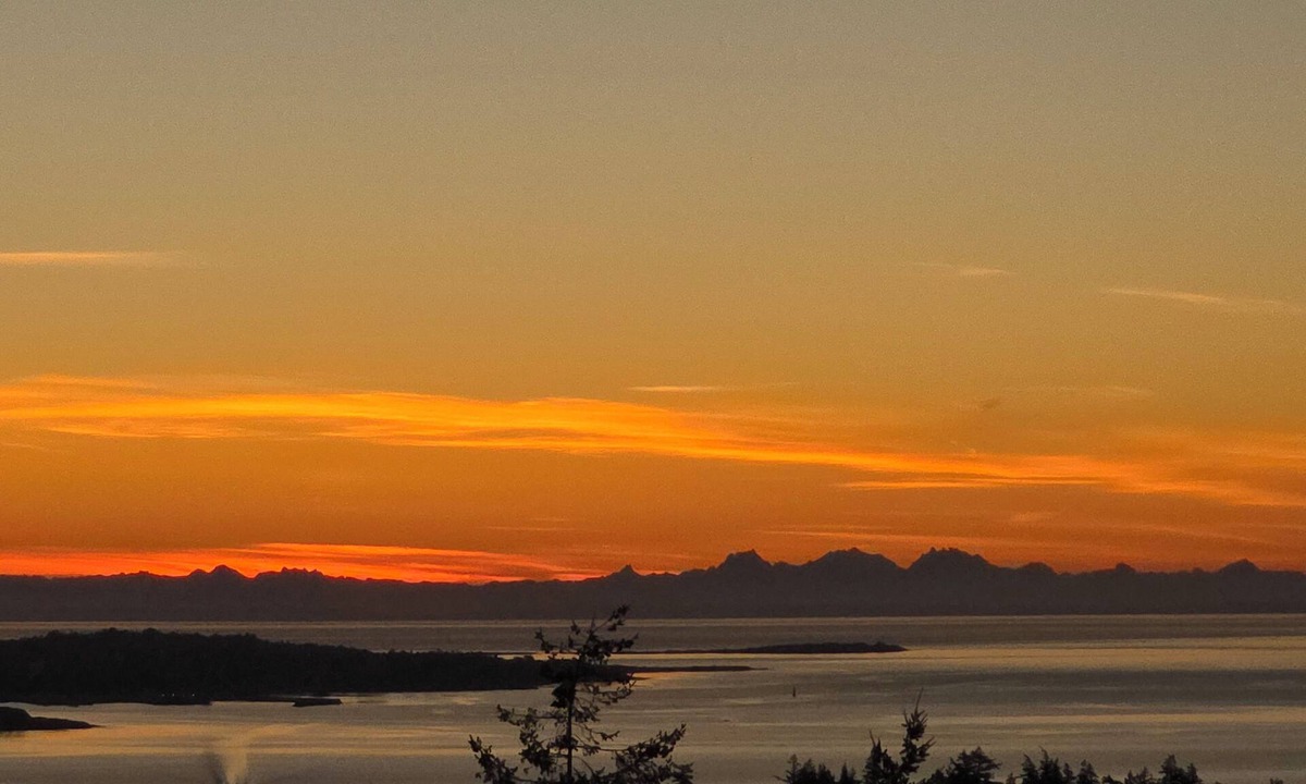 Colwood House | Ocean & Mountain Views | Private Suite