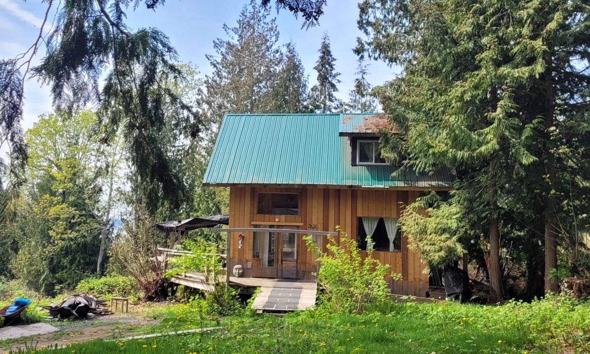 Sliammon Cabin | Ocean views 2-bedroom rustic cabin with soaker tub