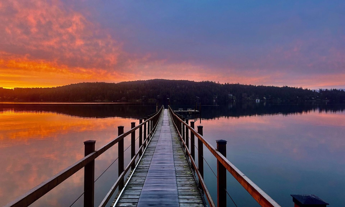 Sooke Hotel | Oceanfront Cottage: Dock, Beach Access, Hot Tub, BBQ & Free Kayaks