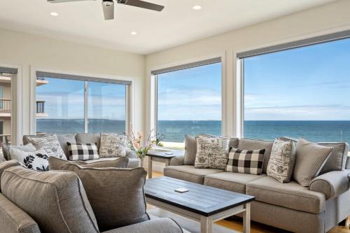 Ocean Park House | Oceanfront Home Beach Access Deck & Ping Pong