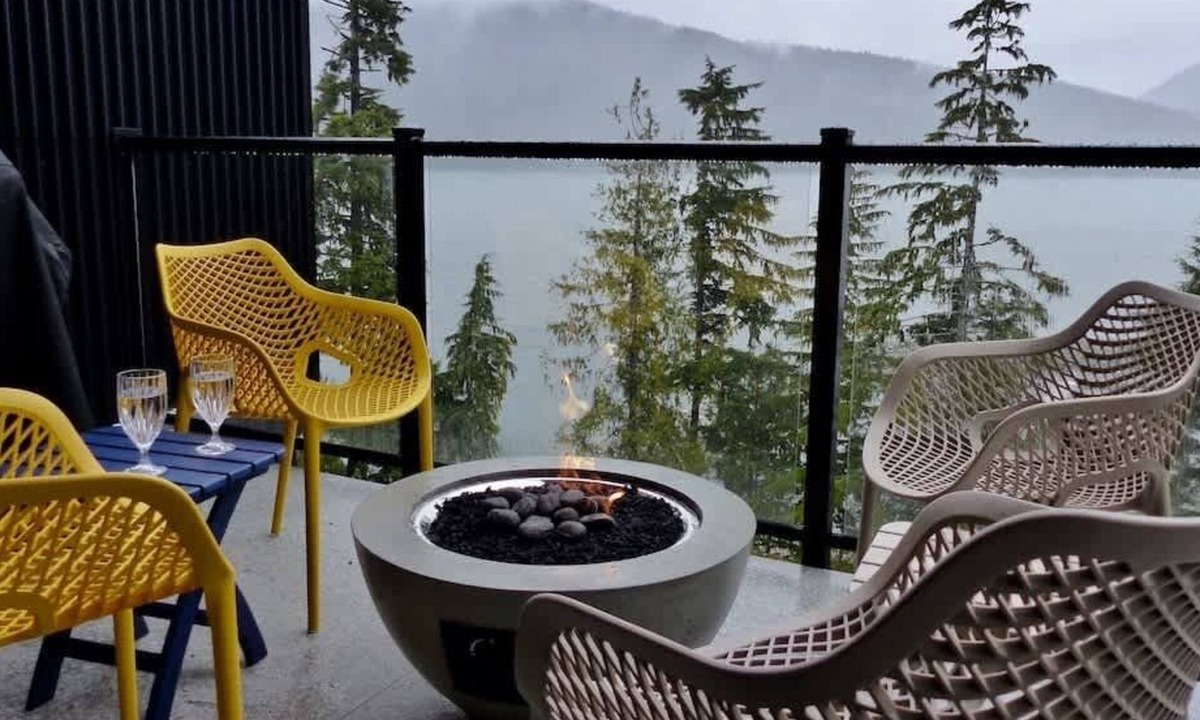 Port Renfrew Cottage | Oceanfront, Marina & Mountain views- pet friendly