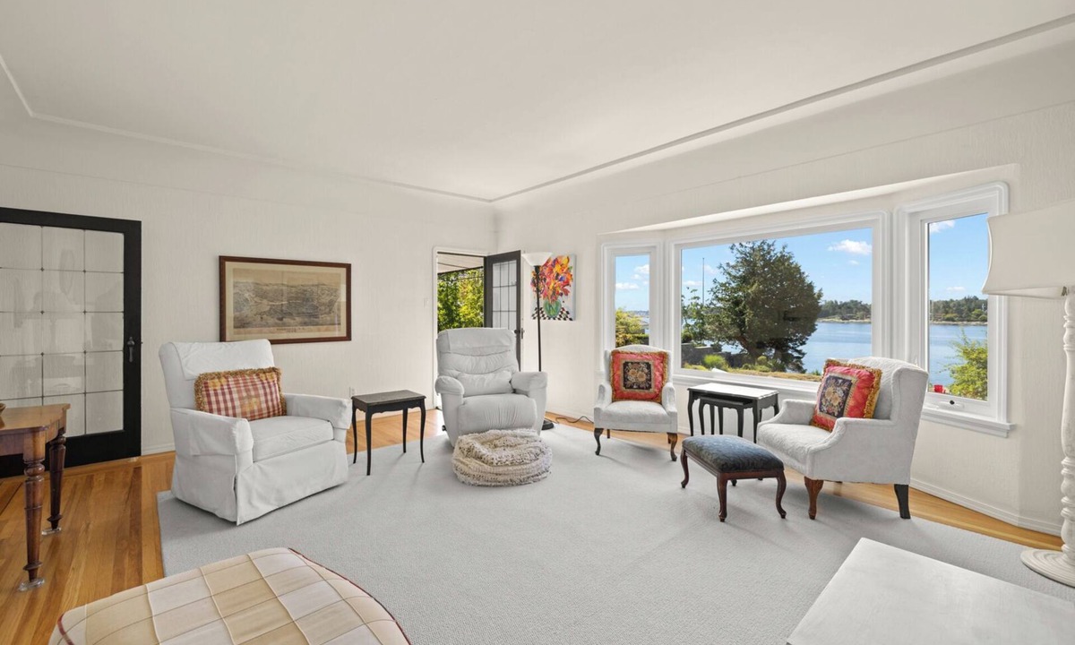 Saanich East House | Oceanfront/Views/Large Yard/Family Home/Wifi/Self Check In/Out