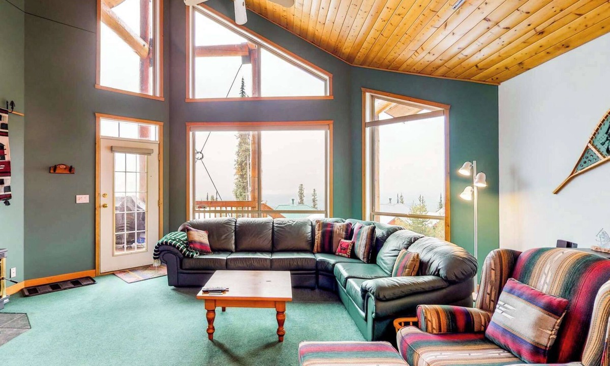 Snow Pine Estates House | Okanagan - DuHaus Green