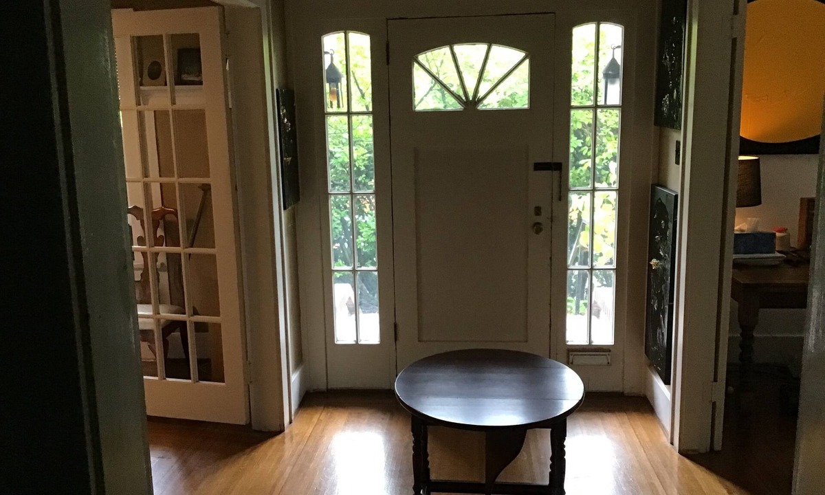 Kerrisdale House | Old kerrisdale west side house. Nice, clean, comfortable