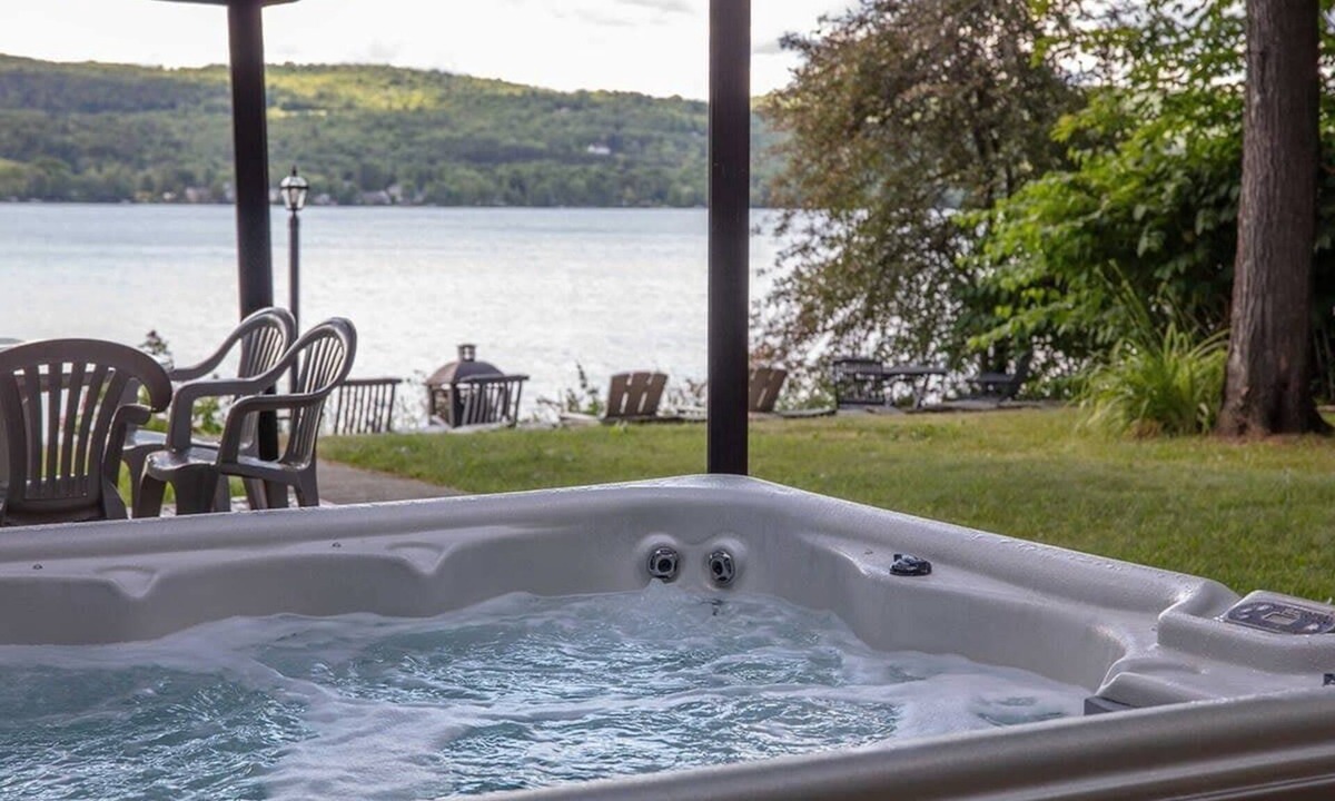 Magog Ski Chalet | On the edge of lac Lovering - Spa - Monthly