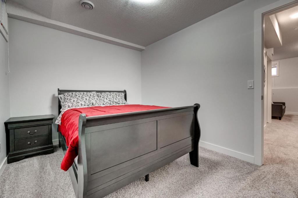 Sunalta Apartment | One-Bedroom Lower Suite Apartment #29 Sunalta Downtown