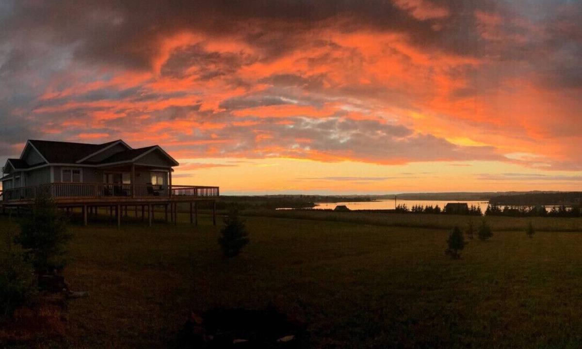 Clinton House | Open Concept 4 Bedroom Cottage Overlooking The Southwest River