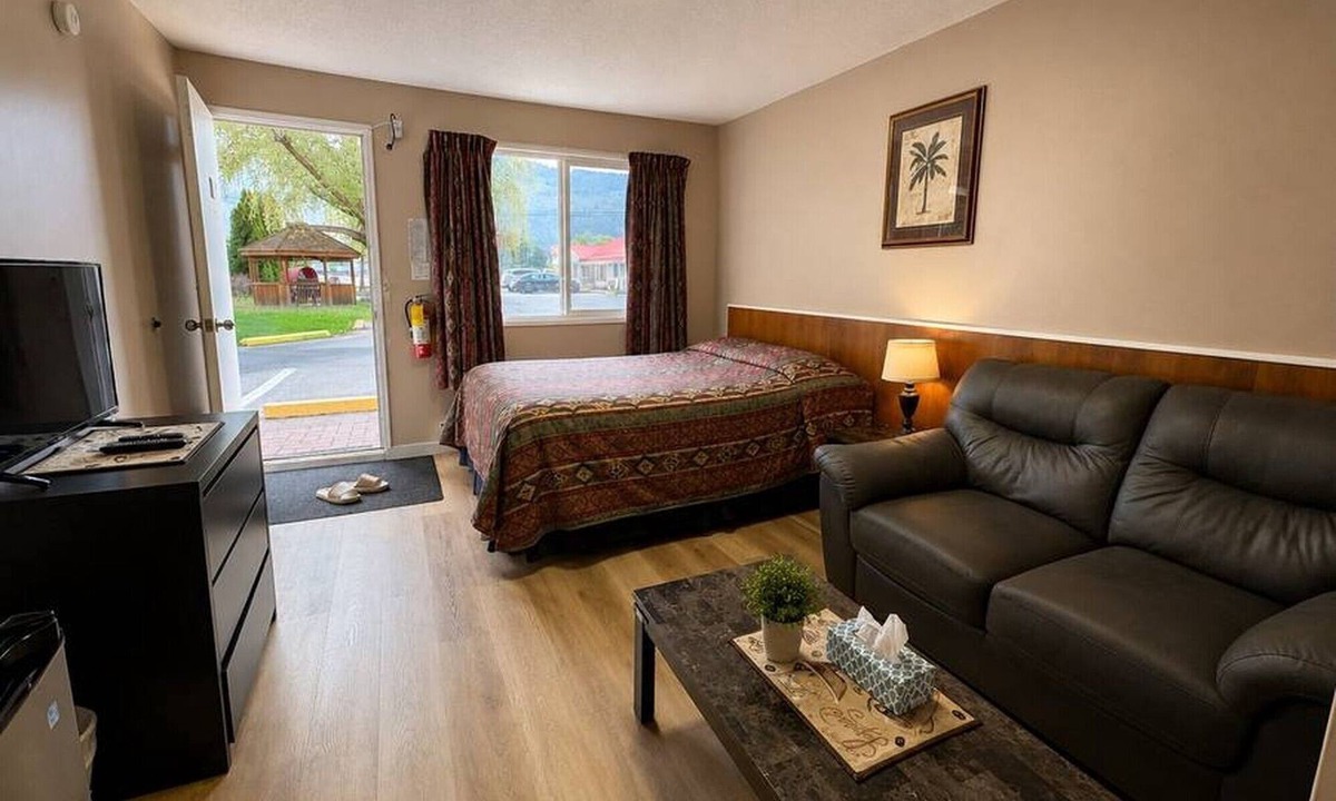 Chase Hotel | Overlander Motel