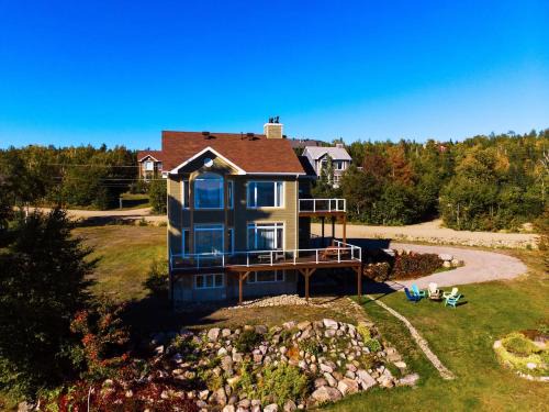 Petite-Riviere-Saint-Francois Ski Chalet | Panoramic view 5 bdrm-3 bath-Spa, FP, billiard - WOW !