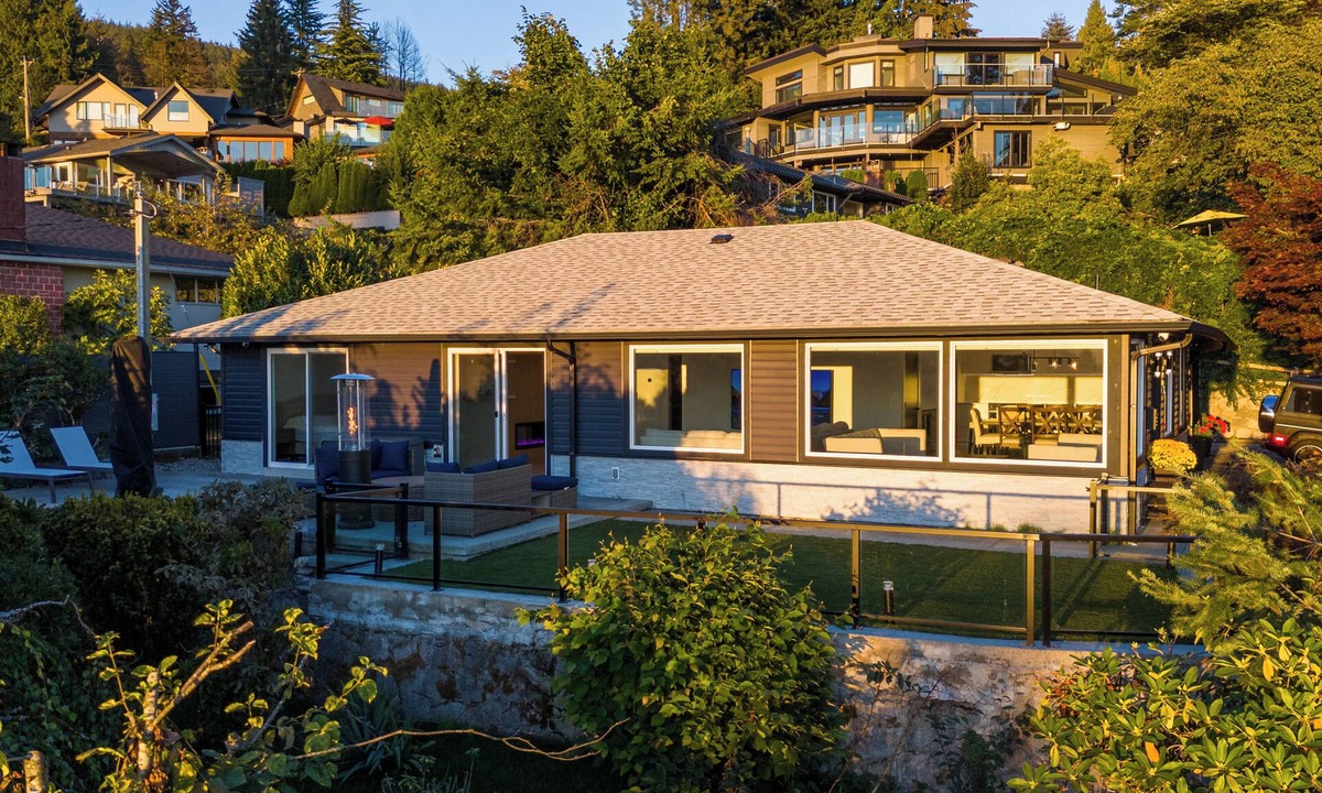 Upper Lonsdale House | Panoramic Ocean & Mountain Views