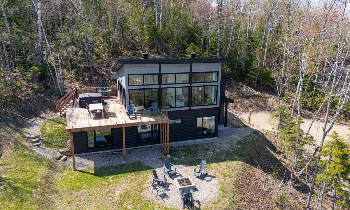 Les Eboulements Ski Chalet | Panoramique 156: Hot Tub, Views, Group Chalet