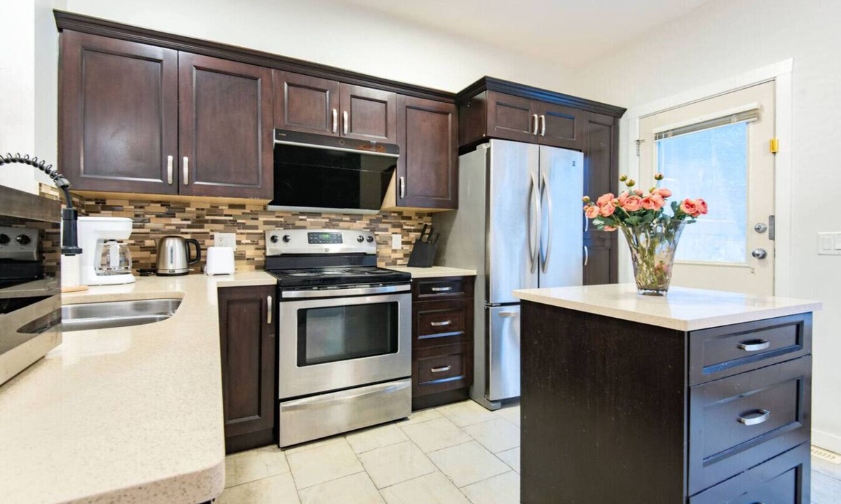 Port Moody Villa | Peaceful Entire 2-Bedroom 2-Bathroom Townhouse