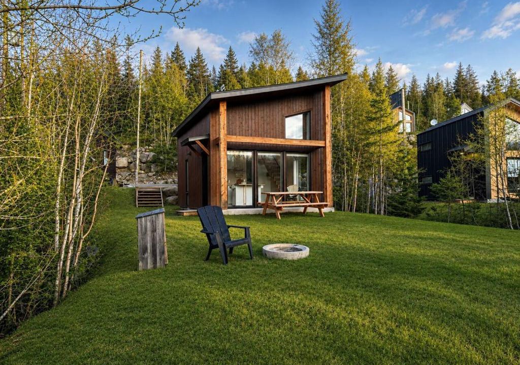 Sainte-Marguerite-du-Lac-Masson House | Peaceful Lake Chalet with Kayaks & BBQ & Fire Pit - Holiday Home
