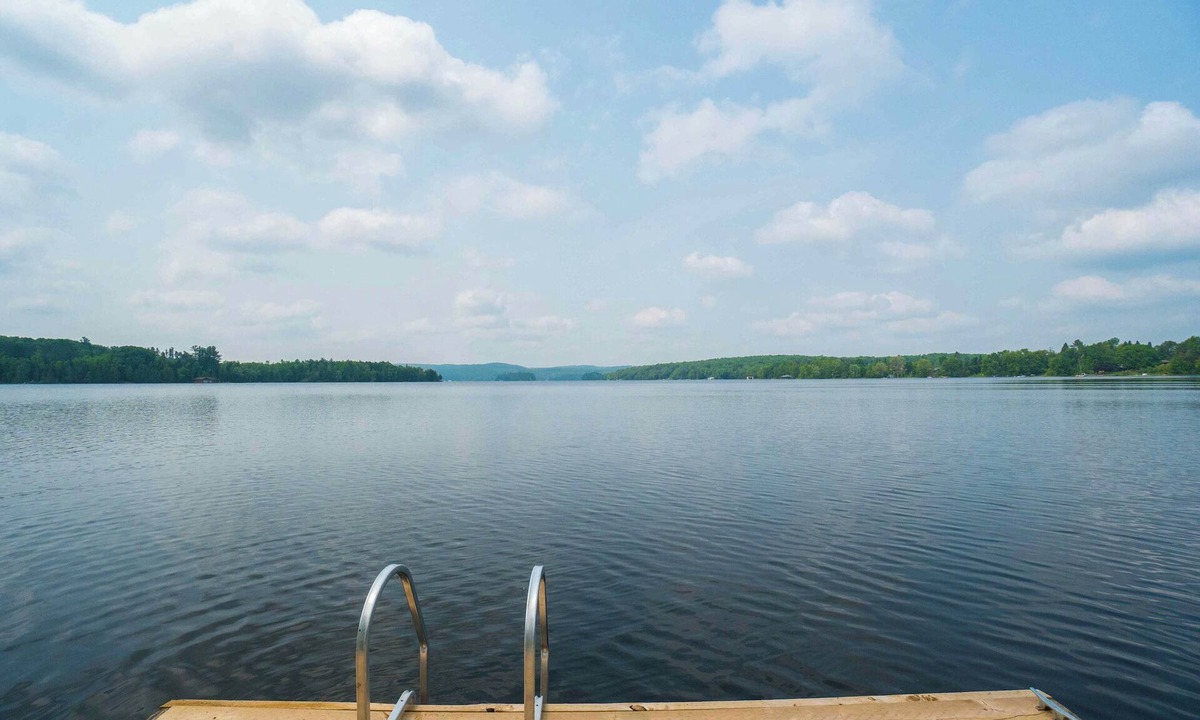 Lake of Bays House | Peninsula Lake Clover Ontario