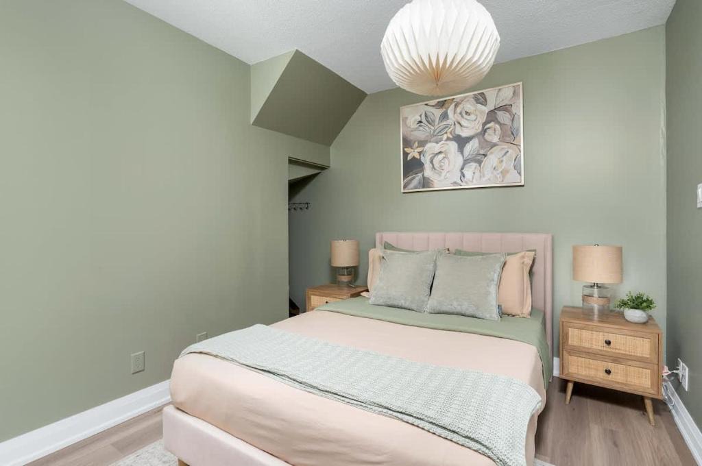 King West Village Apartment | Perfect Home for Couple Close to Lake