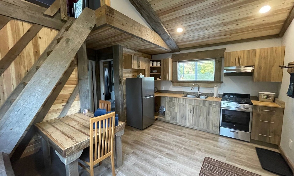 Lakelse Cabin | Perfect Short Term Home - Work & Play