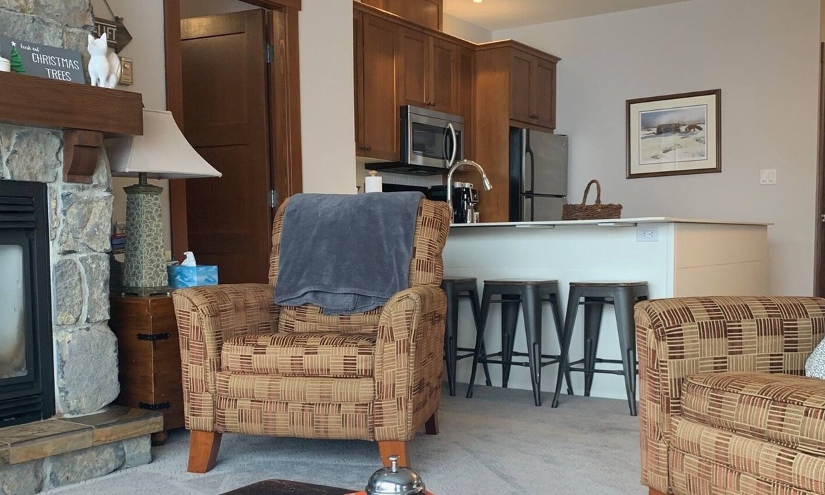 Big White Ski Resort Cabin | Perfect ski-in ski-out located in Stonebridge lodge right in the village!